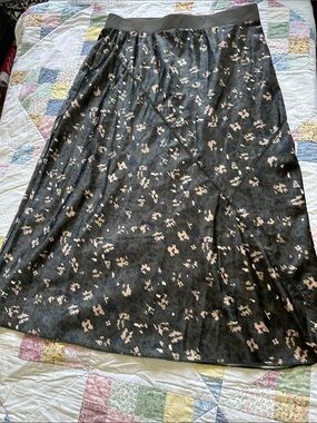 L—Women’s Black Floral A-Line Skirt